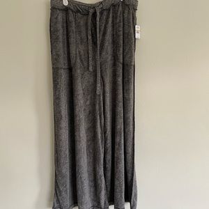 NWT Free People gray cropped lounge sweats with drawstring.